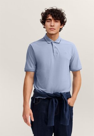 Hellblaues Poloshirt mit einem Kragen und einer Knopfleiste. Verfügt über kontrastierende dunkelblaue Streifen am Kragen und an den Ärmeln.