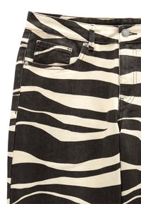 Ciemnobrązowe spodnie dżinsowe w paski zebry w kolorze kremowym, z przednią kieszenią, szlufkami na pasek i metalowym zapięciem.