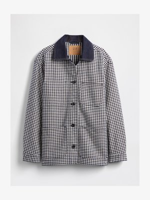Veste en vichy bleu marine et blanc avec un col foncé, une fermeture à bouton et deux poches avant. Fabriquée à partir d'un tissu durable avec une finition texturée.