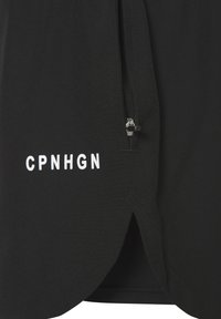 Zwarte sport shorts met een ritszak, een afgeronde zoom en "CPNHGN" branding in het wit aan de onderkant van de voorkant. Zachte stof.