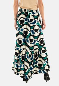 Gonna maxi in tessuto leggero con un motivo astratto verde, nero e bianco, con orlo a volant multilivello e cintura elastica.