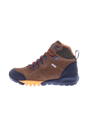 Braune Wildleder-Wanderschuhe mit schwarzem Gummischutz an der Zehe, orangefarbigen Akzenten, Mesh-Einsatz und rot-schwarzen Schnürsenkeln. Enthält eine flexible Sohle für Griffigkeit.