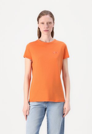 T-shirt in cotone arancione con maniche corte, scollo rotondo e un piccolo logo ricamato sul petto. Design semplice e aderente.