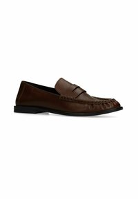 Bruine leren loafers met een gestikte detail, platte zwarte rubberen zool en een gladde afwerking. Het ontwerp is slank met een klassieke instapstijl.