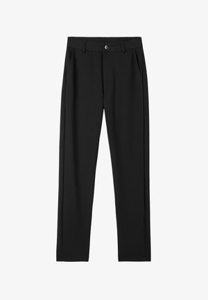 Pantalones negros de corte recto, hechos de una tela suave. Presenta una parte frontal plana, dos bolsillos laterales y un cierre con botón.