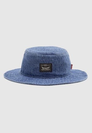 Denim-Bucket-Hut mit breiter Krempe, blauer Farbe, flacher Krone und einem schwarzen Label mit dem Levi Strauss-Logo. Gestickte Details entlang des Randes.