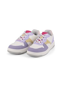 Zapatillas blancas con acentos en púrpura, rosa y beige. Cuero suave con superposiciones de ante, diseño de cordones y suelas de goma texturizadas.
