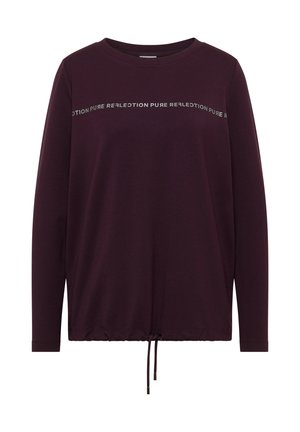 Sudadera de manga larga, color púrpura oscuro, con cuello redondo, dobladillo con cordón y detalles en texto reflectante en el pecho. Tejido suave y texturizado.