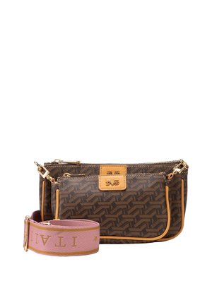 Twee bruine portemonnees met rits en patroon, afgewerkt met beige bies, vergezeld van een afneembare brede roze band met gouden letters en sterontwerpen.