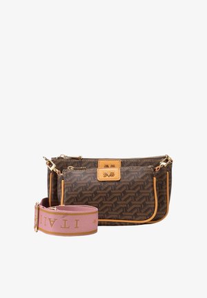 Twee bruine portemonnees met rits en patroon, afgewerkt met beige bies, vergezeld van een afneembare brede roze band met gouden letters en sterontwerpen.