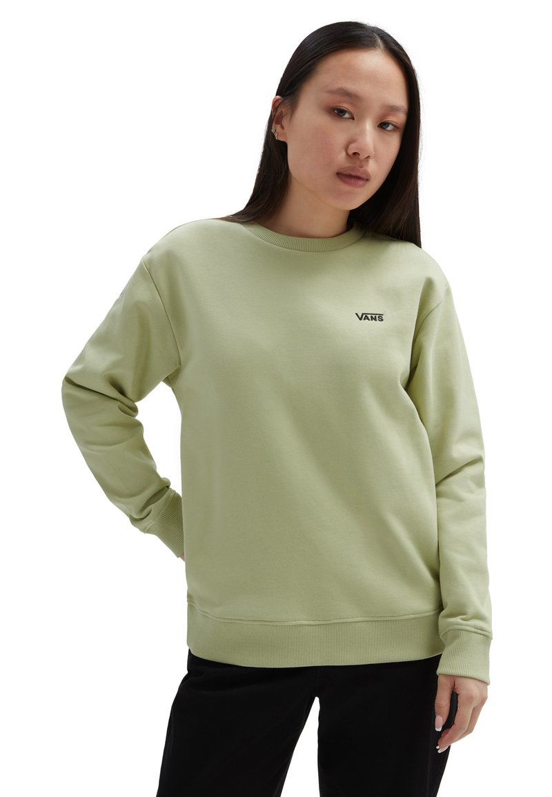 Sudadera verde claro hecha de una tela suave, con un cuello redondo, mangas largas y un pequeño logo negro en el pecho.