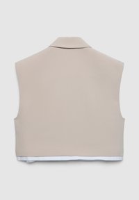 Gilet beige cropped con texture liscia, caratterizzato da un colletto classico e rifinitura bianca all'orlo, dal design minimalista.