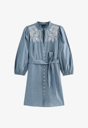 Vestido azul claro hasta la rodilla con bordado floral blanco en los hombros, mangas largas abullonadas, botones delanteros y cinturón para atar en la cintura.