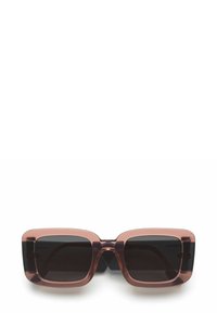 Lunettes de soleil carrées transparentes roses avec des verres foncés, dotées d'une épaisse monture et de accents noirs contrastants sur les branches.