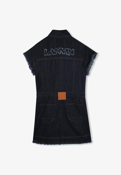 Robe en denim foncé à manches courtes, avec des bords effilochés et "LANVIN" brodé dans le dos. Elle possède une ceinture à la taille et deux poches au dos.