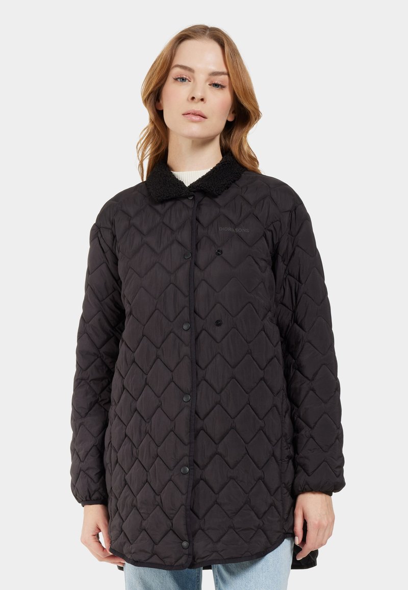 Schwarze gesteppte Jacke mit einem Rautenmuster, ausgestattet mit einem schwarzen, fluffigen Kragen und einem Druckknopfverschluss. Weicher Stoff, lange Ärmel und mittellanges Design.