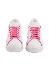 Sneakers bianchi con lacci e dettagli rosa texture. Materiale sintetico liscio, punta rotonda e suola in gomma a profilo basso.