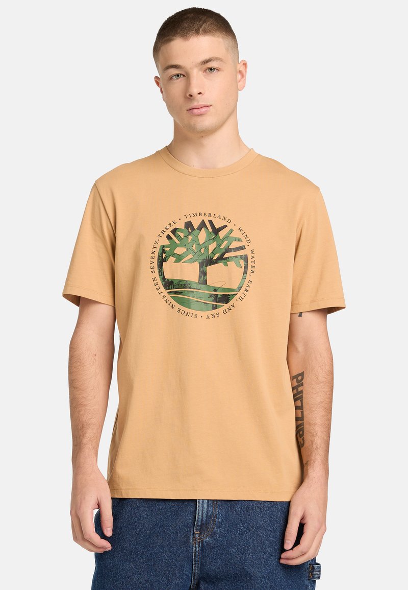 Timberland TREE LOGO LAKE HOUSE GRAPHIC TEE - Triko s potiskem - light brown