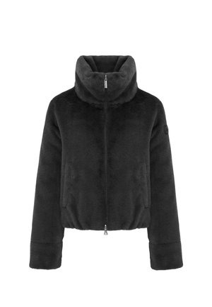 Črna jakna iz umetnega krzna z visokim ovratnikom, sprednjim zadrgo in dvema stranskima žepoma; zasnovana z oprijetim pasom za strukturiran videz.