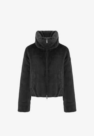 Črna jakna iz umetnega krzna z visokim ovratnikom, sprednjim zadrgo in dvema stranskima žepoma; zasnovana z oprijetim pasom za strukturiran videz.