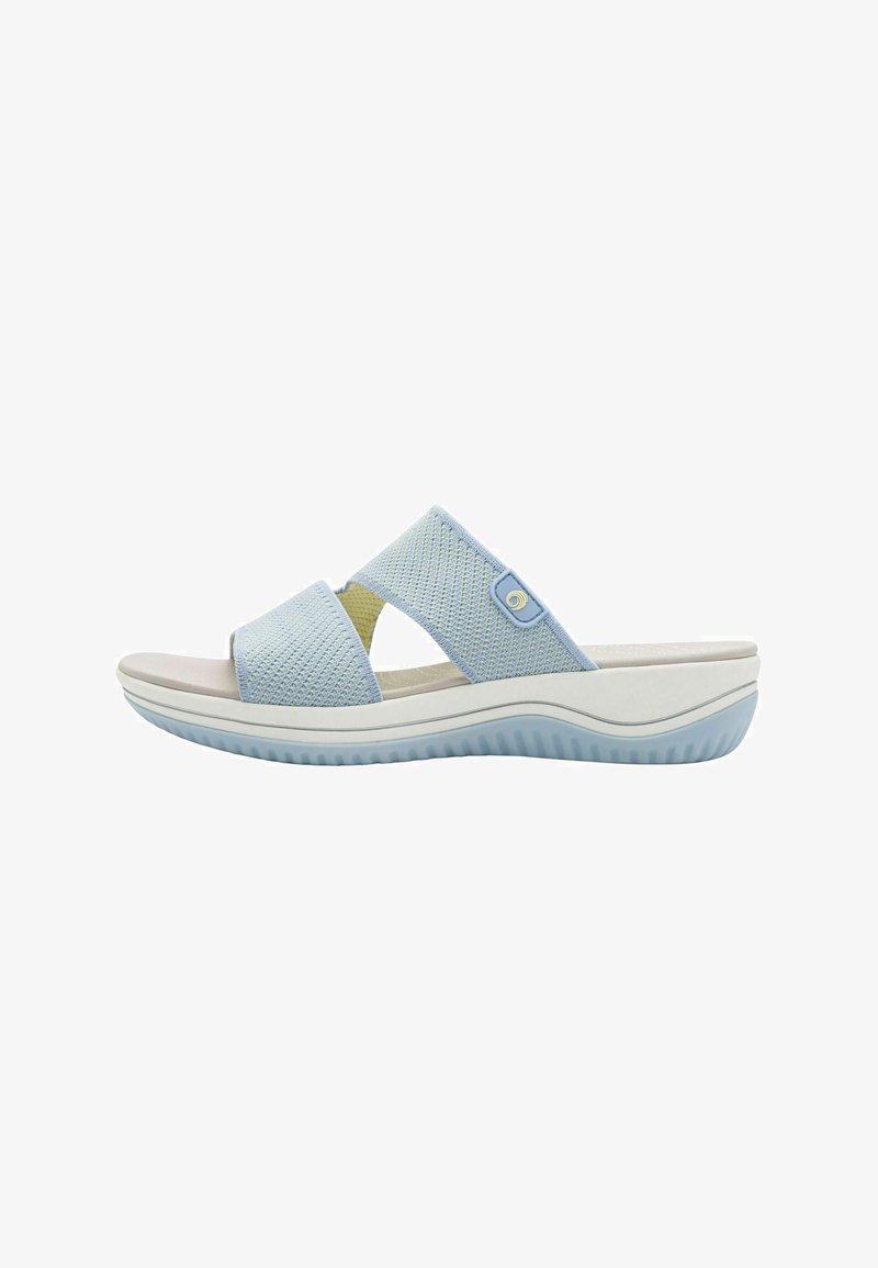 Sandales ouvertes bleu clair avec tige en mesh et brides croisées, dotées d'une semelle blanche coussinée. Détails texturés sur le bord de la semelle.