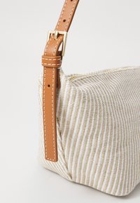 Tommy Hilfiger PREMIUM BEACH SLING BAG - Sac à main - beige