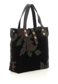 Borsa tote realizzata in tessuto intrecciato con un motivo floreale, caratterizzata da tonalità scure e manici in pelle con accessori in metallo dorato e bottoni decorativi.
