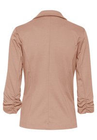 Blazer rose clair en tissu doux, avec un col à revers cranté, des manches trois-quarts plissées et une coupe ajustée avec des coutures au dos.