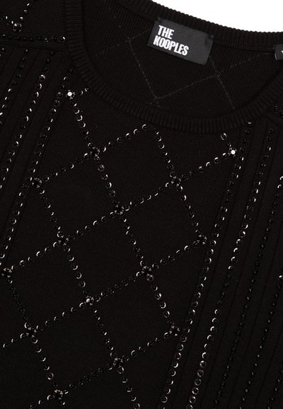 Czarny sweter dziany z geometrycznym wzorem z cekinów w kształcie diamentów, fakturowanymi prążkowanymi detalami i okrągłym dekoltem. Widoczna metka marki.