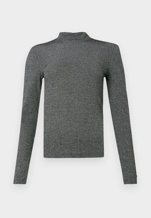 Grå ribbet langærmet top med en mock neck. Har et tætsiddende design og struktureret overflade, der giver en subtil glans.