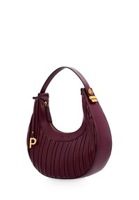 Bordeaux leren handtas met geplooid ontwerp, gouden hardware accenten, een gebogen vorm en een ronde schouderriem. Rits sluiting zichtbaar.