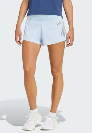 Lichtblauwe sportshorts met een gevouwen tailleband en drie verticale grijze strepen aan de zijkant. De stof lijkt glad en lichtgewicht.