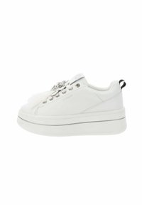 Zapatillas blancas con cordones y suela de plataforma, con una parte superior texturizada, herrajes plateados y un acento decorativo en los cordones.