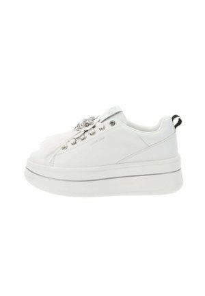 Sneaker bianchi con lacci e suola platform, caratterizzati da una tomaia testurizzata, accessori in argento e un accento decorativo sui lacci.