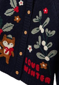 Cardigan marine en laine avec boutons en bois, présentant un renard brodé, des fleurs, et le texte "LOVE WINTER" en accents rouges et bruns.