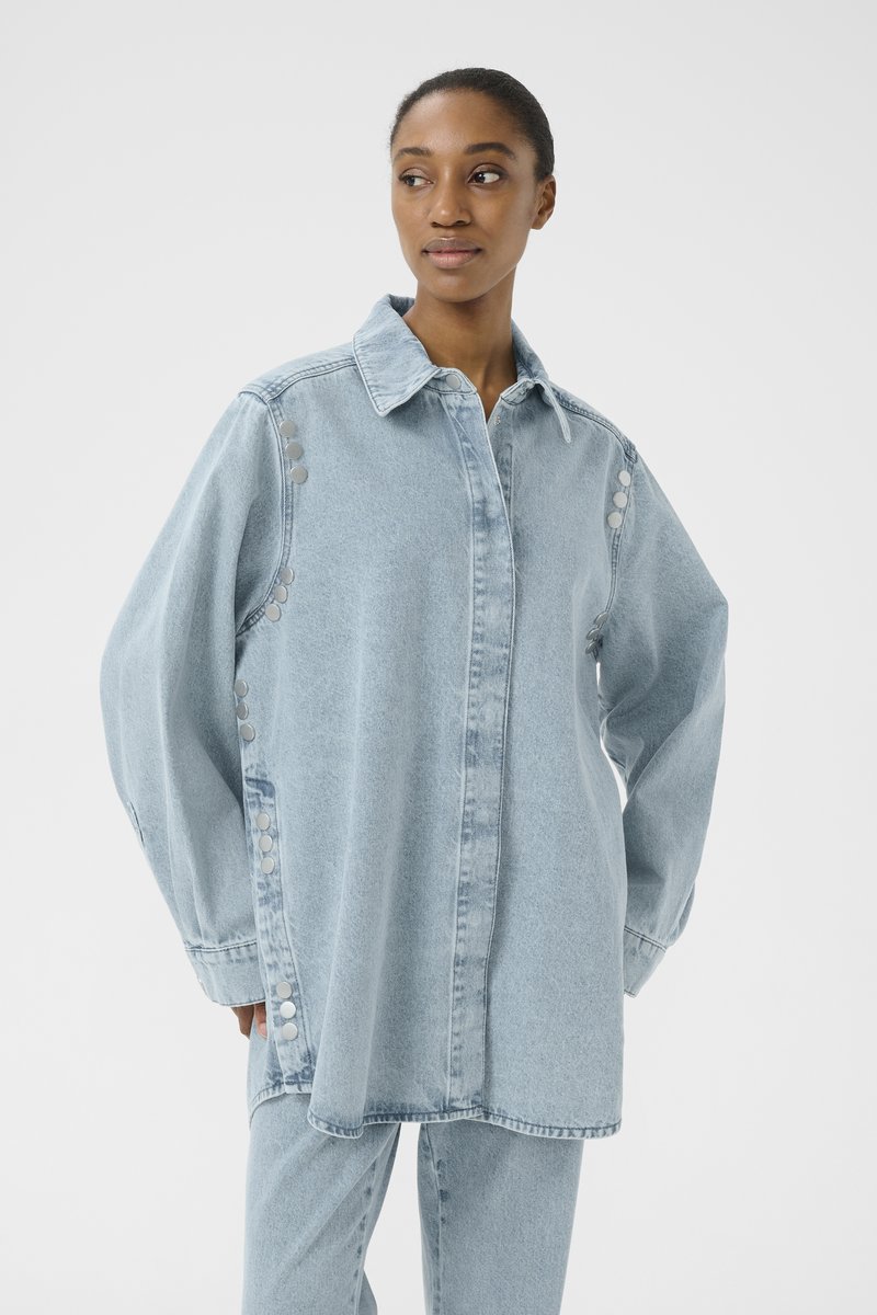 Gestuz - TAHIA - Button-down blouse - light blue washed, Enlarge