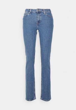 Siniset suorat farkut, jotka on valmistettu denimestä, viidellä taskulla, metallinappikiinnityksellä ja hillityillä ompeluyksityiskohdilla saumoissa.