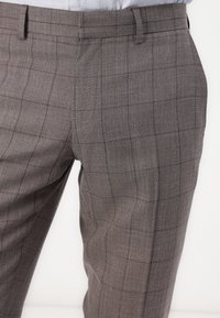 Isaac Dewhirst THE FASHION NOTCH SUIT SLIM - Κοστούμι - chocolate