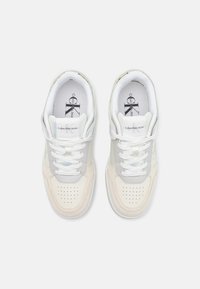 Calvin Klein Jeans BASKET CUPSOLE - Tenisice - creamy white/bright white/oyster
