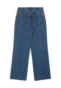 Jeans in denim blu con una vestibilità rilassata, gambe dritte e larghe, due tasche posteriori e una vita di altezza media. Cuciture uniformi e orlo pulito.