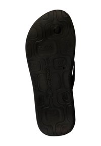 Sole di sandal in gomma nera con motivo antiscivolo testurizzato e fori d'aria circolari. Presenta il marchio e informazioni sulla taglia. Design piatto, forma ampia.