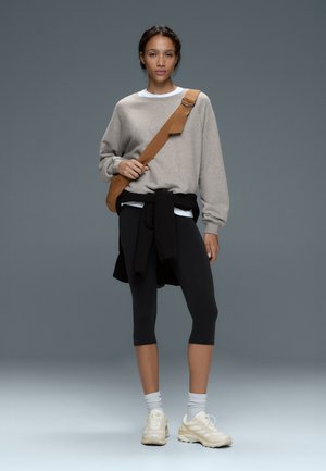 OYSHO, COMFORTLUX CAPRI LEGGINGS - Pantaloni sport 3/4 - black