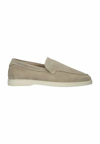 Zapatos de ante beige tipo slip-on con puntera redondeada, mínimos detalles de costura y suela de goma de color claro. Textura suave y diseño sencillo.