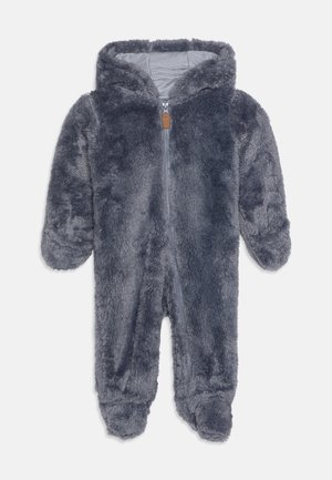 Weicher, grauer Baby-Strampler aus Fleece mit Kapuze, durchgehendem Reißverschluss vorne und gestreiftem Innenfutter. Mit abgerundeten Füßen und Bündchen an den Ärmeln.