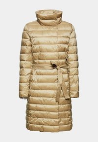 Beige gesteppter Puffer-Mantel mit hohem Kragen, Taillengürtel und strukturiertem Stoff. Horizontale Streifen verleihen eine gepolsterte Optik.