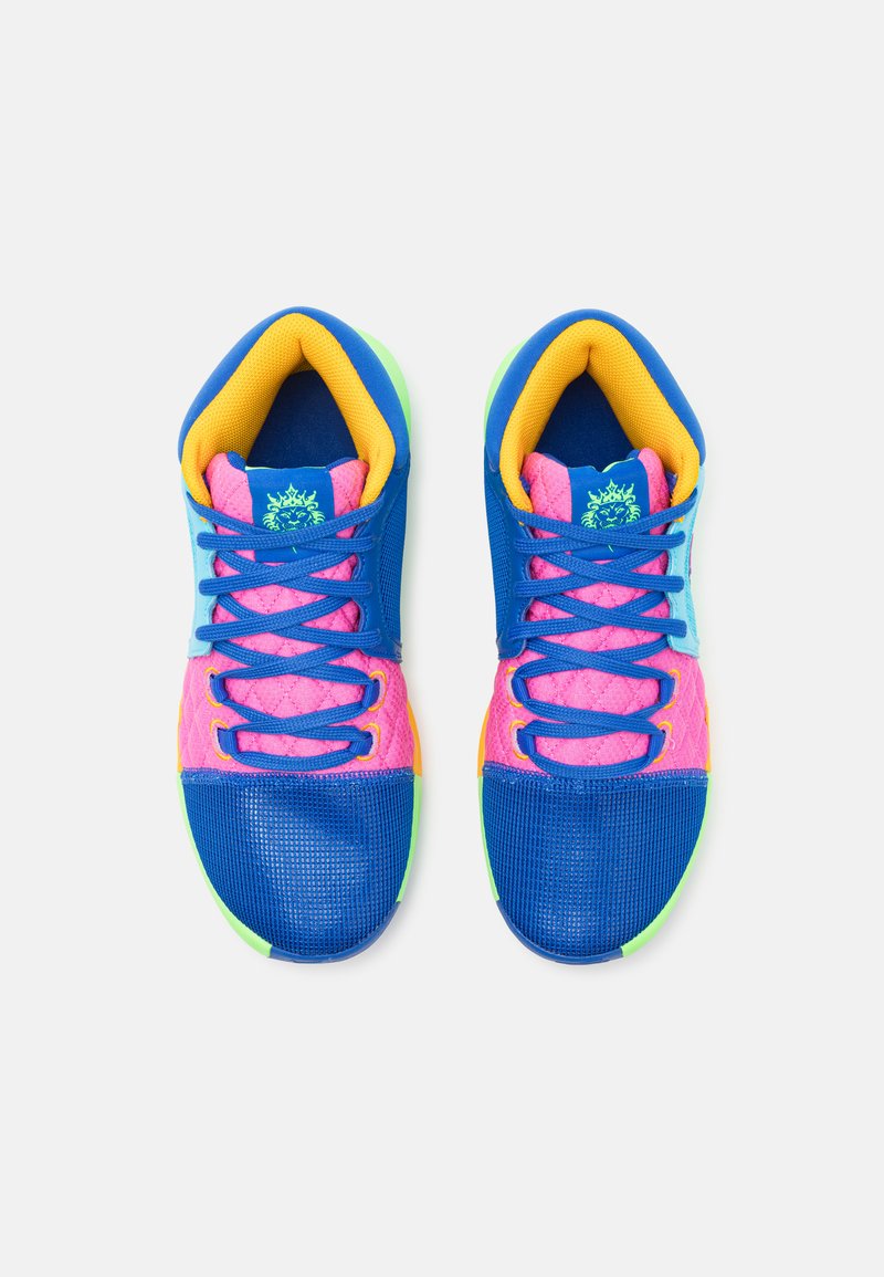 Farbige Sportschuhe mit einem blauen Mesh-Obermaterial, pinken und gelben Akzenten sowie einer strukturierten blauen Zehenkappe. Sie verfügen über einen gepolsterten Kragen und lebendige Schnürsenkel.