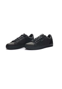 Sneaker nere con tomaia in pelle liscia, dettagli testurizzati, punta tonda e suola in gomma resistente; presentano allacciatura tradizionale e marchio.