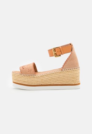 Sandalia cuña espadrille con correa de tobillo de ante color canela, hebilla, correa frontal bordada y suela plataforma de yute trenzado con base de goma blanca.