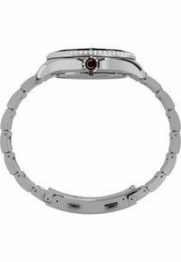 Srebrny zegarek metalowy z okrągłym bezel, teksturowanym czarnym cyferblatem i wyraźną koronką, z solidnym, łączonym bransoletą.