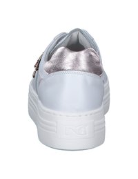 Baskets blanches avec un dessus en cuir lisse, accents métalliques en or rose sur le talon et semelle en caoutchouc blanc texturé.